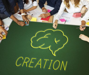 beyin fırtınası fikirlerini öğrenci grubu