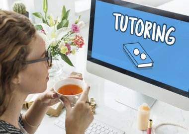 Bilgisayarda Çalışan Kadın