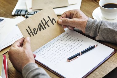 Kraft zarf tutan adam