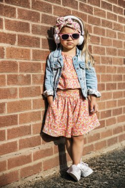 Fashionista kız duvara karşı