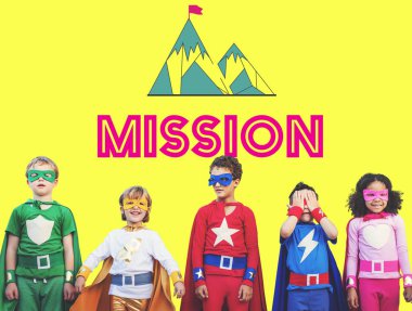 Süper kahramanlar neşeli çocuklar eğlenin