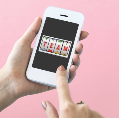 Cep telefonu ellerinde.