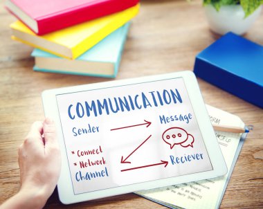 Dijital tablet tutan kadın