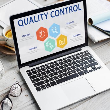 Tablo kavramı üstünde laptop  