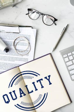 Masanın üstünde açık defter