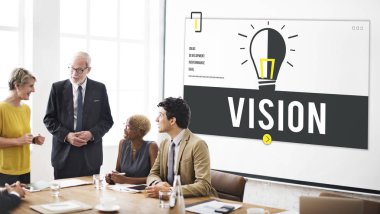 iş insanlar toplantıdan sonra konuşuyor