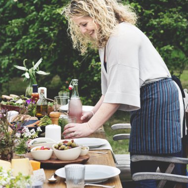Akşam yemeği için tablo hazırlama kadın