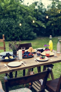 Tablo ile yiyecek öğle yemeği için devam eder