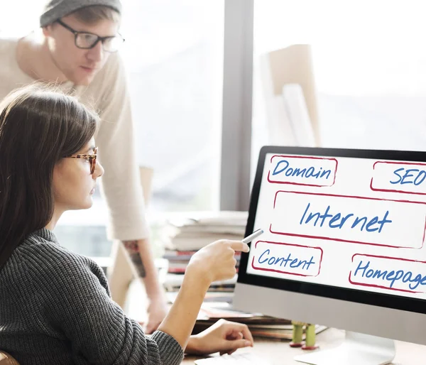 Vrouw weergegeven op de monitor — Stockfoto