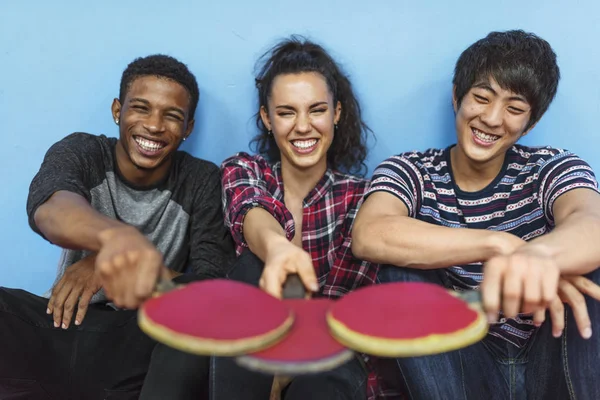 Diversidad de amigos con raquetas de ping pong —  Fotos de Stock