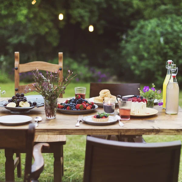 Tabel met eten voor de lunch geserveerd — Stockfoto