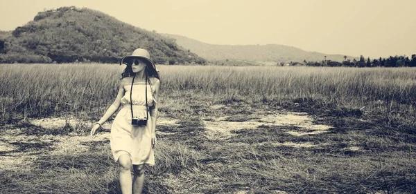 Mujer con cámara en el campo — Foto de Stock