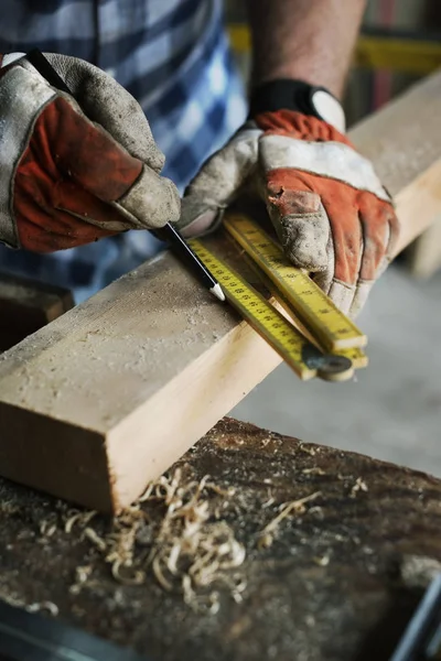 Pekerja kayu pengrajin di bengkel — Stok Foto