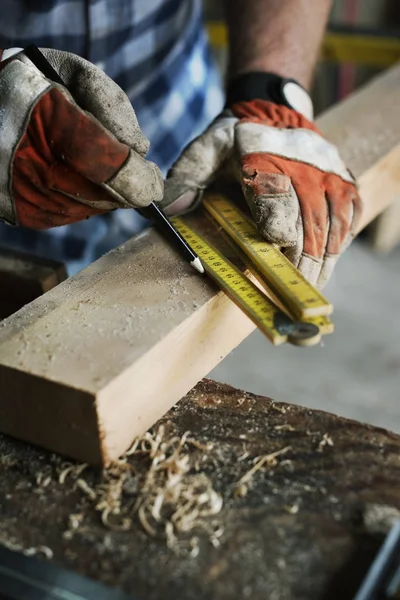 Travailleur du bois Artisanat dans l'atelier — Photo