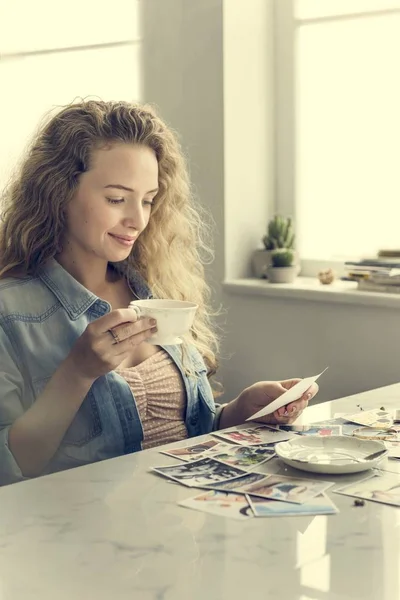 Frau schaut sich Fotos an — Stockfoto