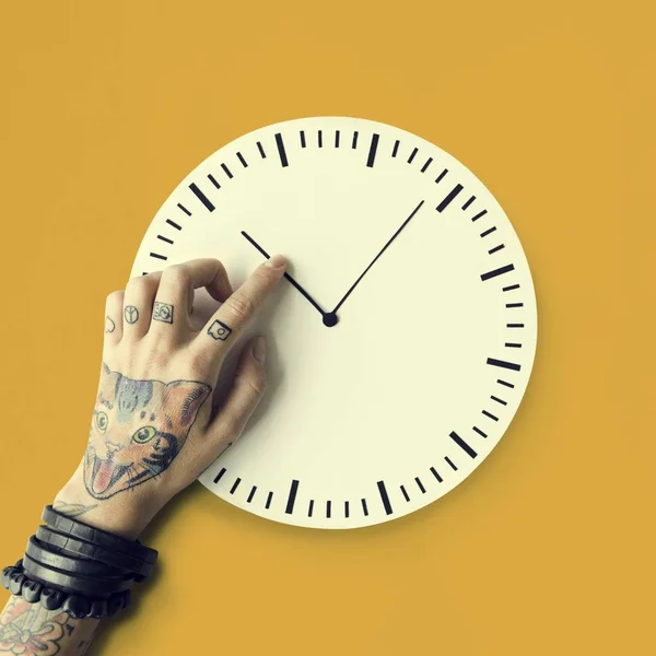 Mano en tatuajes con reloj — Foto de Stock