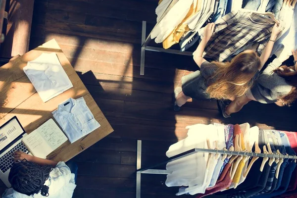 Mujer trabajando en tienda de moda —  Fotos de Stock