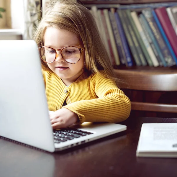 Маленькая девочка с помощью ноутбука — стоковое фото