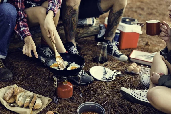 吃的食物中露营的朋友 — 图库照片