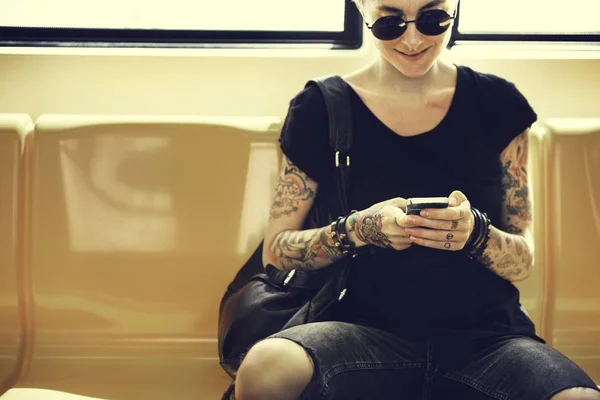 Stijlvolle vrouw met Tattooes — Stockfoto