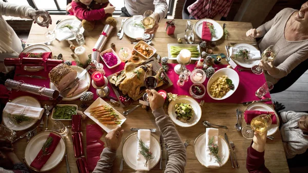 Hizmet masada yemek aile — Stok fotoğraf