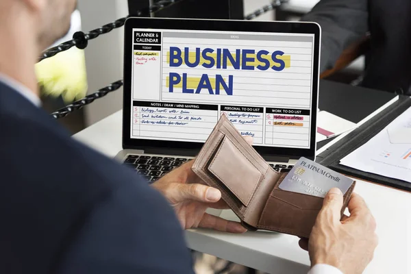 Empresário que aceita cartão de crédito — Fotografia de Stock