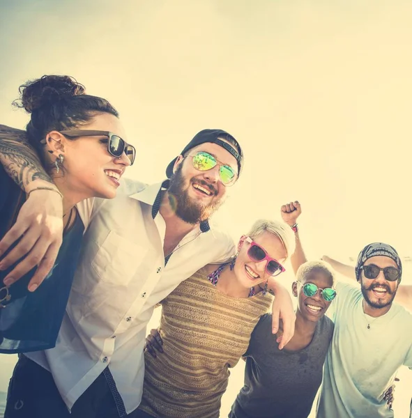 People Hugging on the Beach — Stock Photo, Image