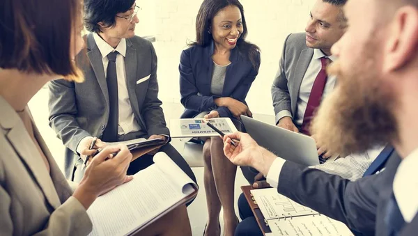 Gente de negocios discutiendo plan de marketing —  Fotos de Stock