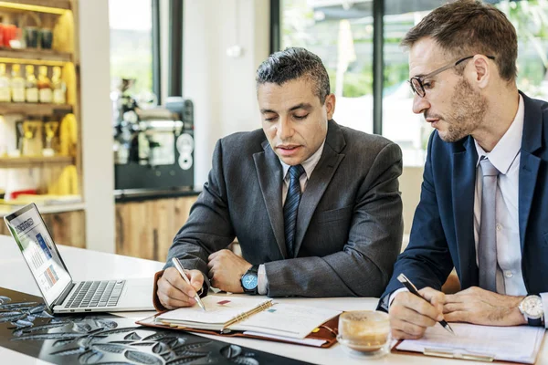 Homens de negócios escrevendo em notebook — Fotografia de Stock