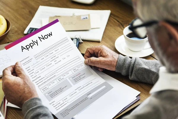 Älterer Mann mit Papier — Stockfoto