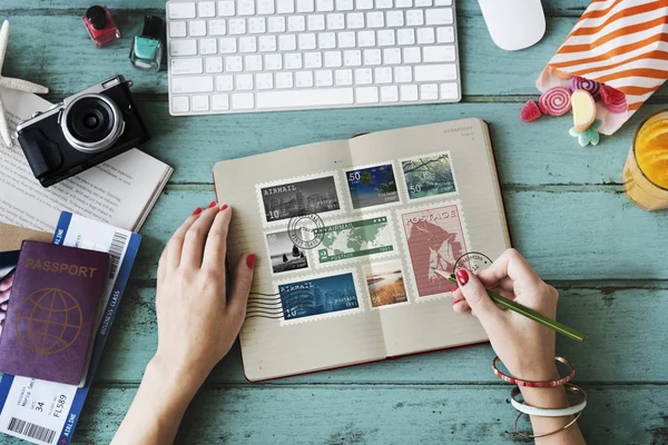 Vrouw die aantekeningen schrijft in dagboek — Stockfoto