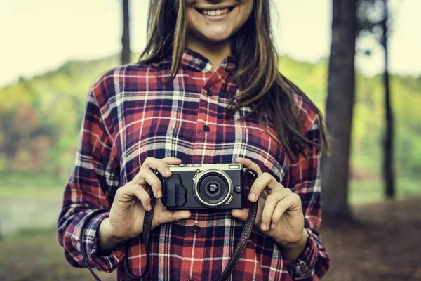 Fotograf hospodářství fotoaparát — Stock fotografie