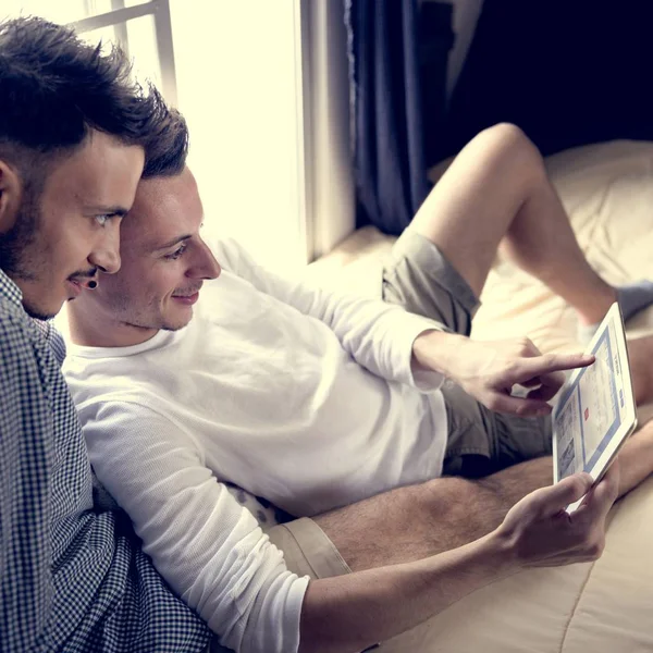Gay Couple za pomocą cyfrowego tabletu — Zdjęcie stockowe