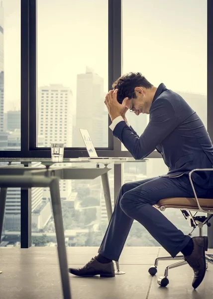 Стрессовый бизнесмен, работающий в офисе — стоковое фото
