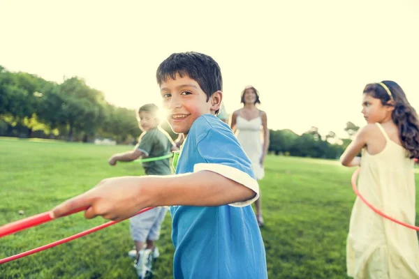 Familie turnt mit Hula-Hoop-Reifen — Stockfoto