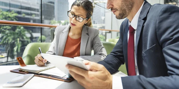 Empresários discutindo trabalho — Fotografia de Stock