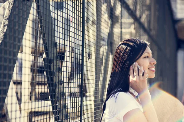 Jovem mulher falando no celular — Fotografia de Stock