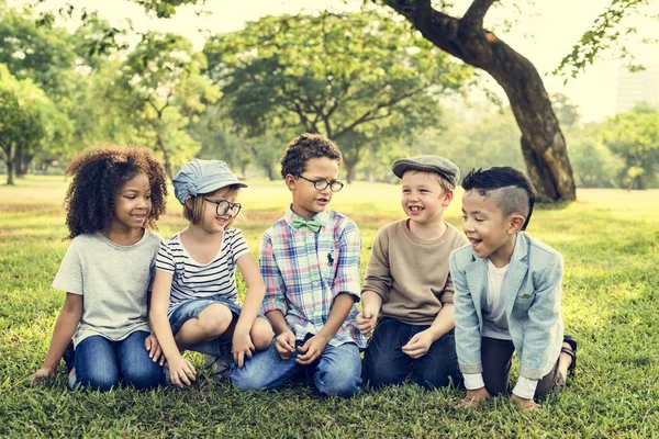 Veselé děti hrají v parku — Stock fotografie