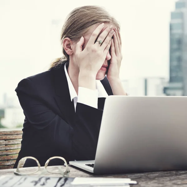 Depressief en gestresst zakenvrouw — Stockfoto