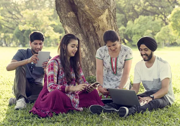 Bellissimi amici indiani all'aperto — Foto Stock