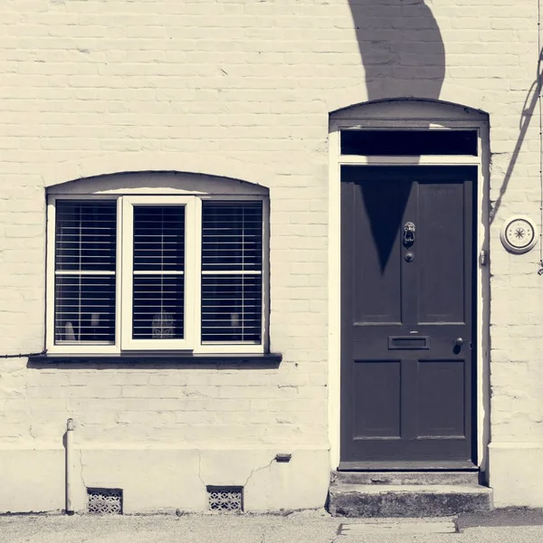 Casa de ladrillo con puerta y ventana — Foto de Stock