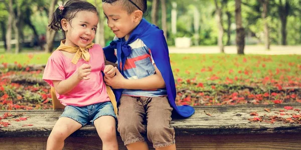 Hermano y hermana en el parque —  Fotos de Stock