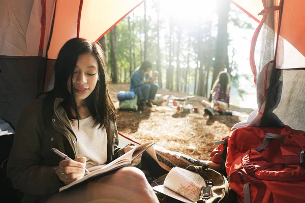 Vrouw lezing in Tent — Stockfoto