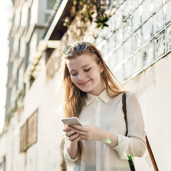 スマートフォンを使う少女 — ストック写真