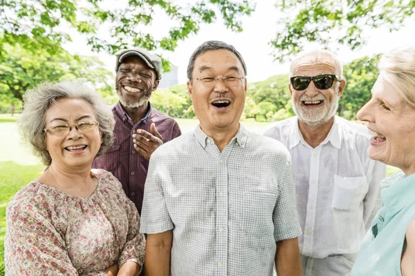 Gli amici anziani si divertono al parco — Foto Stock