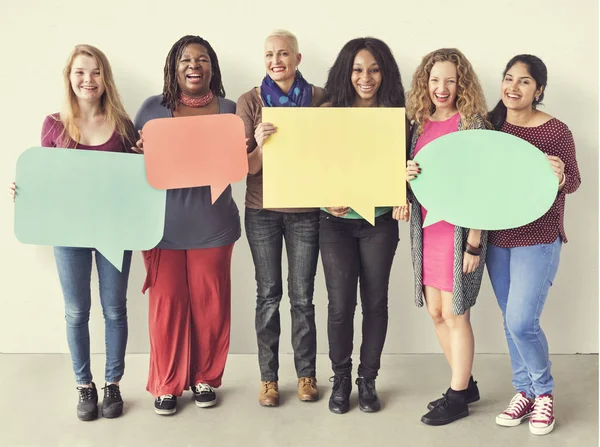 Donne che tengono bolle vocali — Foto Stock