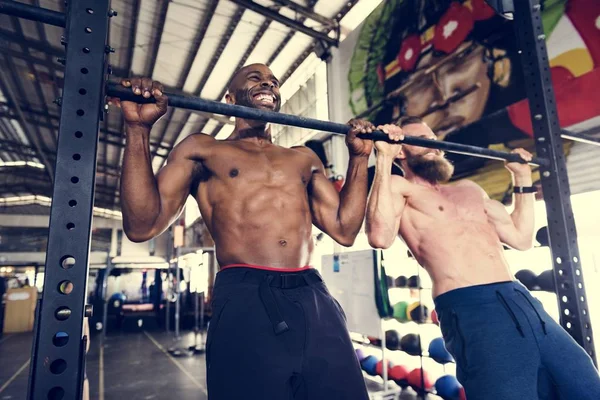 Hombres haciendo ejercicio en el gimnasio — Foto de Stock