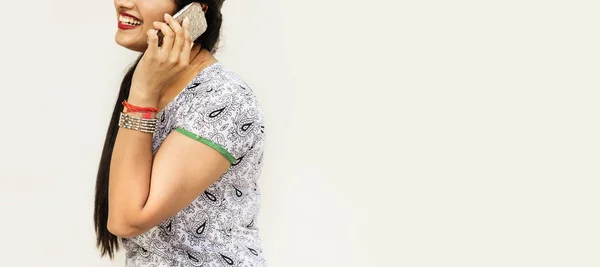 Indian femeie vorbind pe mobil — Fotografie, imagine de stoc