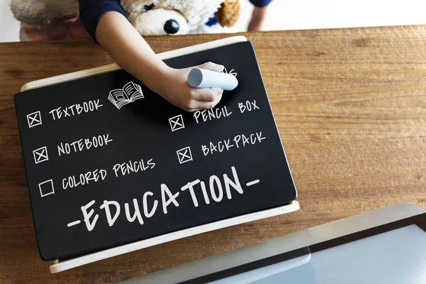 Meisje tekening op blackboard — Stockfoto