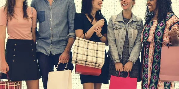 Pessoas felizes com sacos de compras — Fotografia de Stock